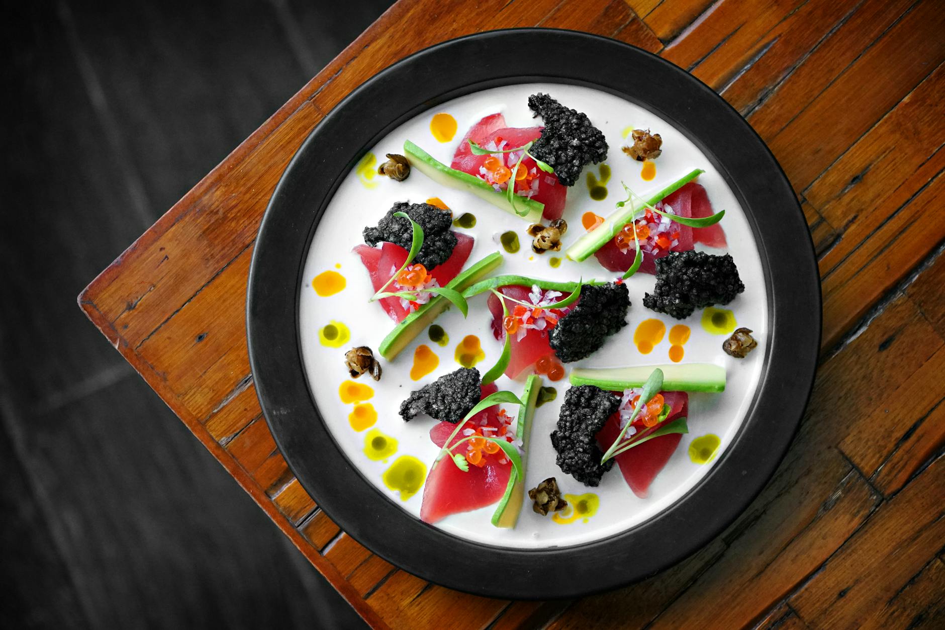 Gros plan sur les perles d'un citron caviar rose