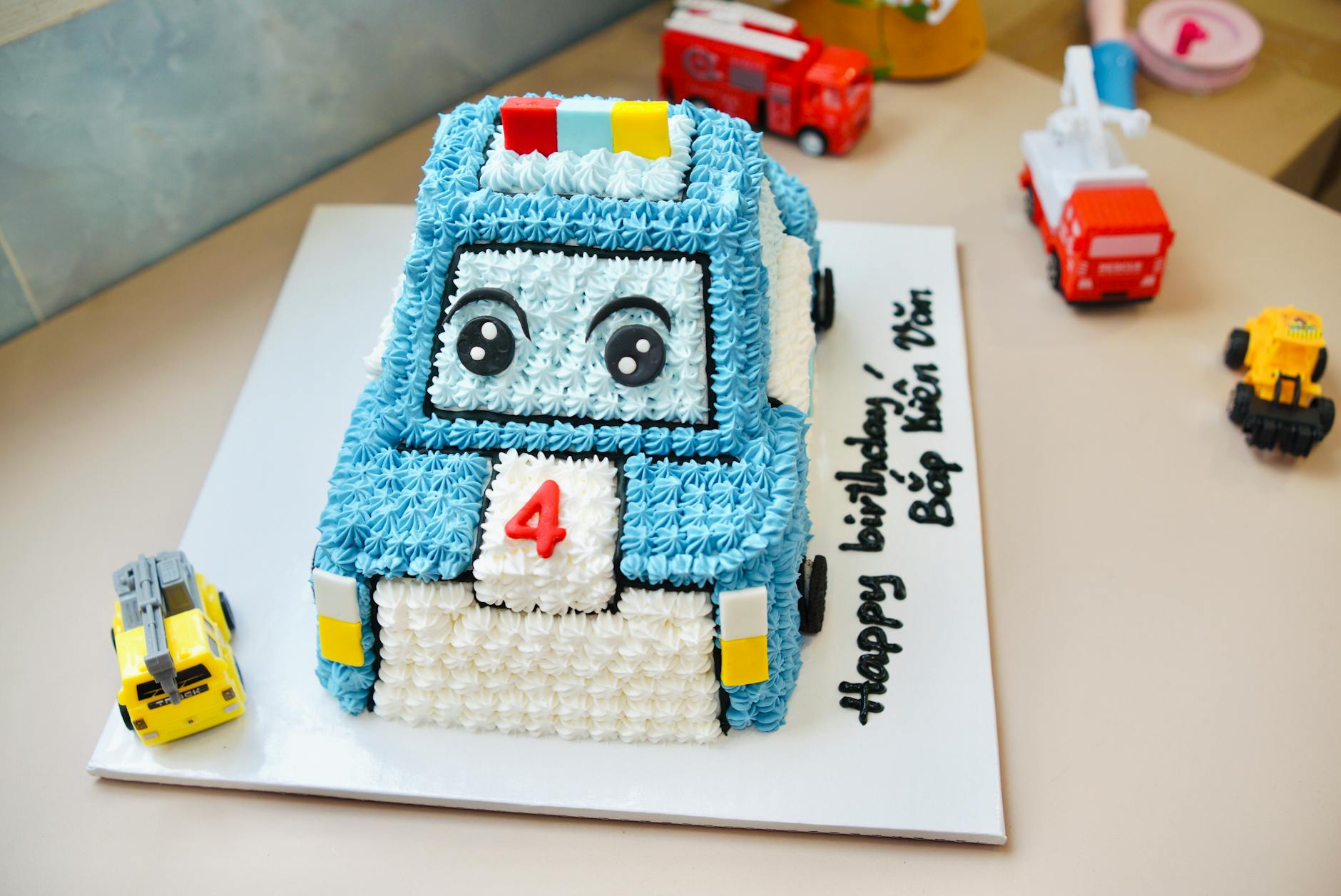 Sirop d'imbibage versé sur un cake aux agrumes fumant